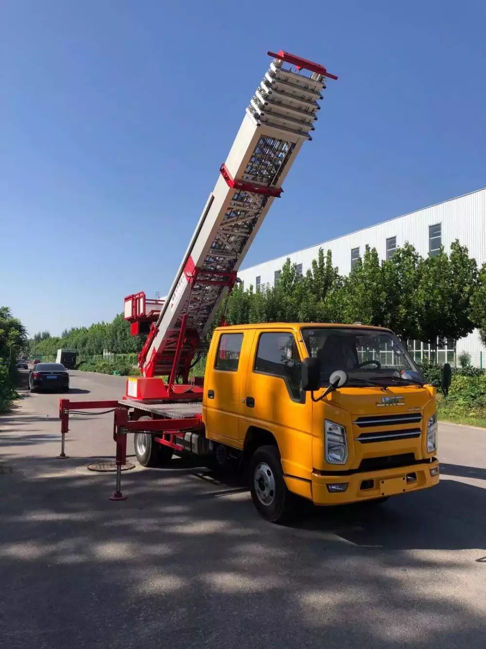 揭东附近的云梯车出租服务：轻松解决高空作业需求